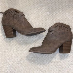 ANKLE BOOTIES